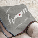 North Carolina Zuhause Staaten Personalisiert Decke<br><div class="desc">Zeigen Sie Zuhause-Staatsstolz mit dieser niedlichen rustikalen grauen Werftdecke mit "Zuhause" in weißer Kalligrafie-Schrift mit einer Silhouette des Staat von North Carolina, stehend für den Buchstaben "O". Eine rote Herzanzeige in der Staat-Karte vervollständigt das Design; Sie können die Herzposition in Ihrer Zuhause-Stadt ändern, indem Sie das Design-Tool öffnen und die...</div>