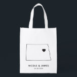 North Dakota Wedding Welcome Bag Map Tasche Wiederverwendbare Einkaufstasche<br><div class="desc">Begrüßungsgeschenktasche mit Kartengrafik. Ihre Gäste werden in ihrem Hotel einchecken und diese Tasche mit den Leckereien,  die sie erwarten,  finden. Sie können das Herz mit der Funktion "Weiter anpassen" an den Ort Ihres großen Tages positionieren.</div>
