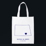 North Dakota Wedding Welcome Bag Tasche mit Karte Wiederverwendbare Einkaufstasche<br><div class="desc">Begrüßungsgeschenktasche mit Kartengrafik. Ihre Gäste werden in ihrem Hotel einchecken und diese Tasche mit den Leckereien,  die sie erwarten,  finden. Sie können das Herz mit der Funktion "Weiter anpassen" an den Ort Ihres großen Tages positionieren.</div>