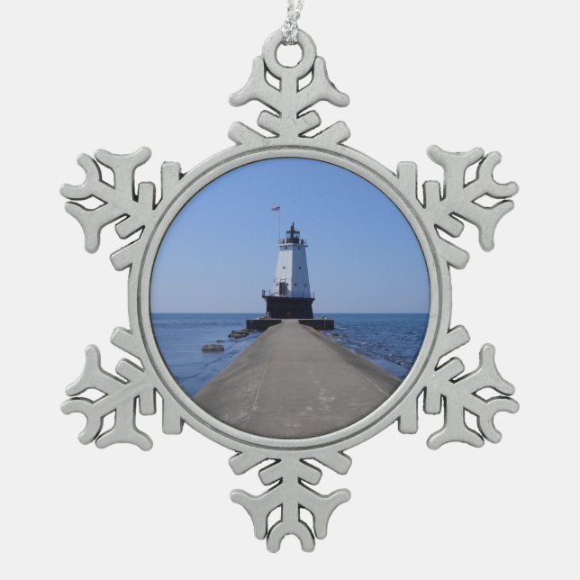North Pierhead Lighthouse, Ludington, MI Schneeflocken Zinn-Ornament (Vorderseite)