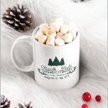 North Pole Trading Company Weihnachtslogo Kaffeetasse<br><div class="desc">Trinken Sie Ihren Kaffee oder heißen Kakao aus diesem Vintagen Stil Logo Weihnachten Tasse! Feierliche Feiertage mit einem Vintagen Stil Typografie-Logo mit Kiefernbaum und Kiefernstrauß Akzenten. Das Logo lautet "North Pole Trading Company, S. Claus, Proprietor, Purveyors of Fine Gifts". Besonders gefällt uns dieser Stil auf der grünen zweifarbigen Jäger-Tasse für...</div>