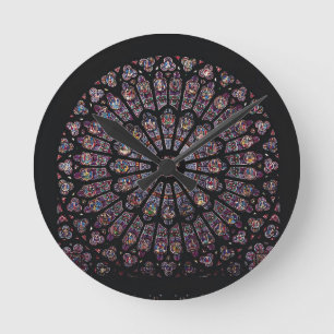 North transept rose window depicting the Virgin an Runde Wanduhr