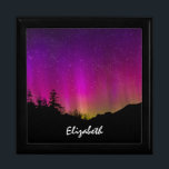 Northern Lights Aurora Borealis Starry Night Sky Geschenkbox<br><div class="desc">Eine wunderschöne Landschaft in der Nacht. Die Berge und Bäume erscheinen als schwarze Silhouette gegen eine helle und lebendige Anzeige von nördlichen Lichtern,  die oben schimmern. Dieser aufregende Nachthimmel leuchtet in Rosa,  lila und Gelb.</div>