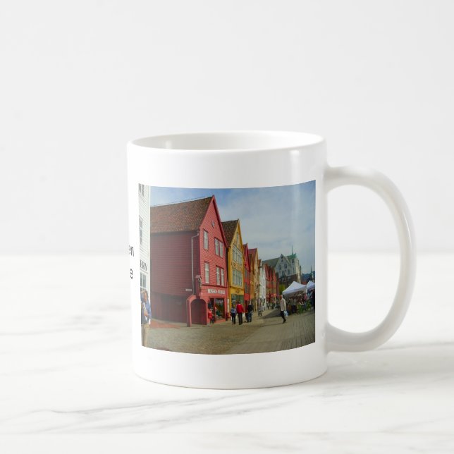 Norwegen, Bergen, gemalte Häuser auf der Kaffeetasse (Rechts)