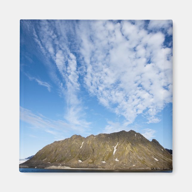 Norwegen, Svalbard, Wolken über steilen Felsen Magnet (Vorne)