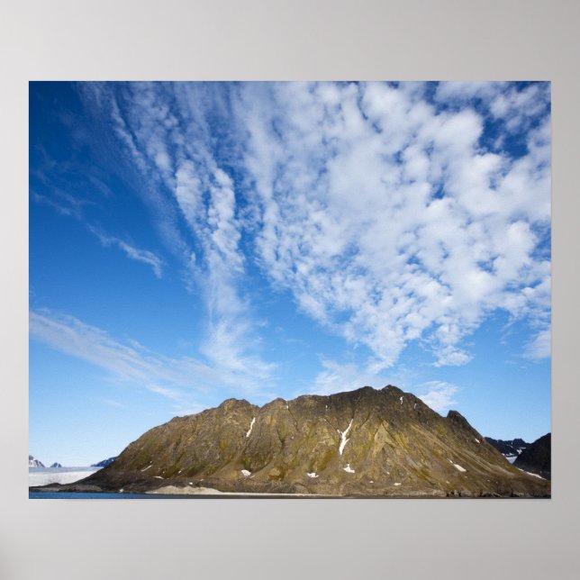 Norwegen, Svalbard, Wolken über steilen Felsen Poster (Vorne)