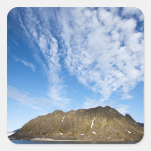 Norwegen, Svalbard, Wolken über steilen Klippen Quadratischer Aufkleber