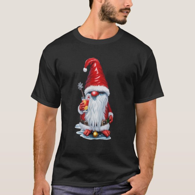 Norwegian Gnome Holding A Cranberry Juice Cocktail T-Shirt (Vorderseite)