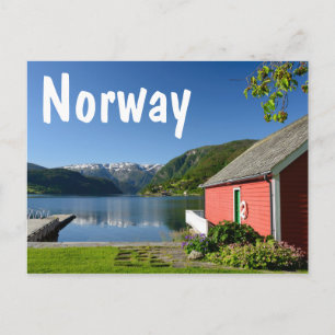 Norwegische Fjordansicht mit rotem Boathouse Postkarte