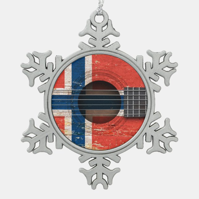 Norwegische Flagge auf alter Akustikgitarre Schneeflocken Zinn-Ornament (Vorderseite)