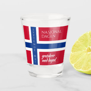 Norwegische Nationaltagsflagge am 17. Mai 2010 Schnapsglas
