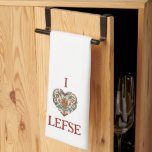 Norwegische Rosemulation I Liebe Lefse Geschirrtuch<br><div class="desc">Dieser Hut weist ein Folk Art Heart Design im norwegischen Rosmalstil auf,  das mit dem Satz I Herzlinse (I Liebe übrig) passt. Die Farben sind rot,  blau,  grün und goldgelb.</div>