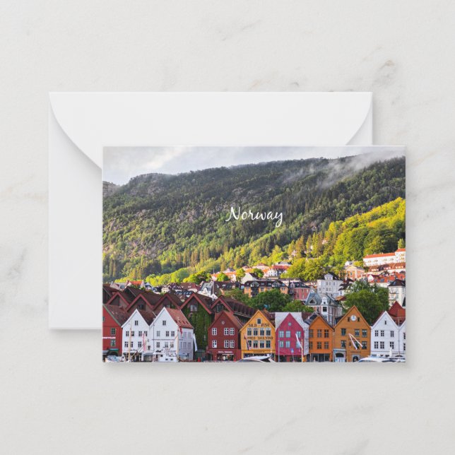 Norwegische Stadt mit Bergen im Hintergrund Mitteilungskarte (Vorderseite)