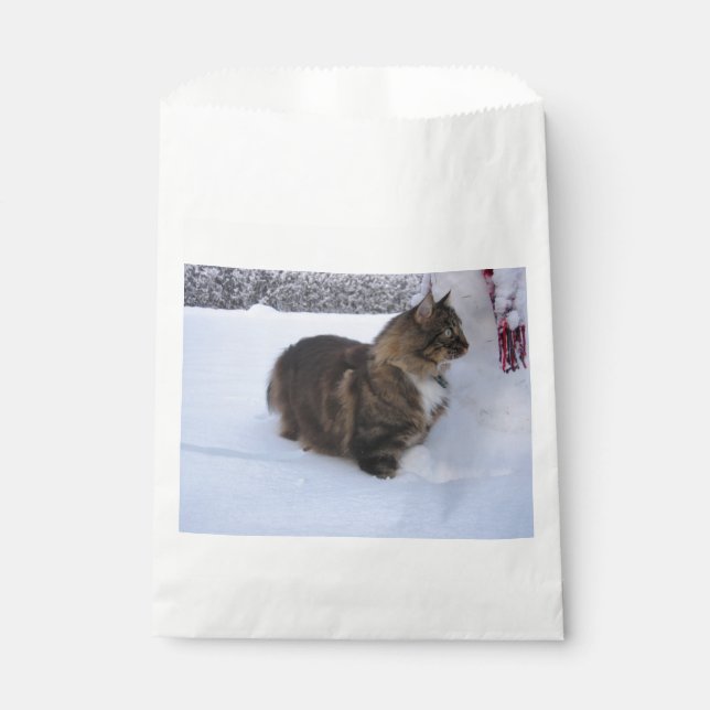 Norwegische Waldkatze im Schnee Geschenktütchen (Vorderseite)