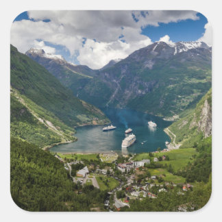 Norwegischer Blick auf Geiranger aus Flydalsjuvet Quadratischer Aufkleber