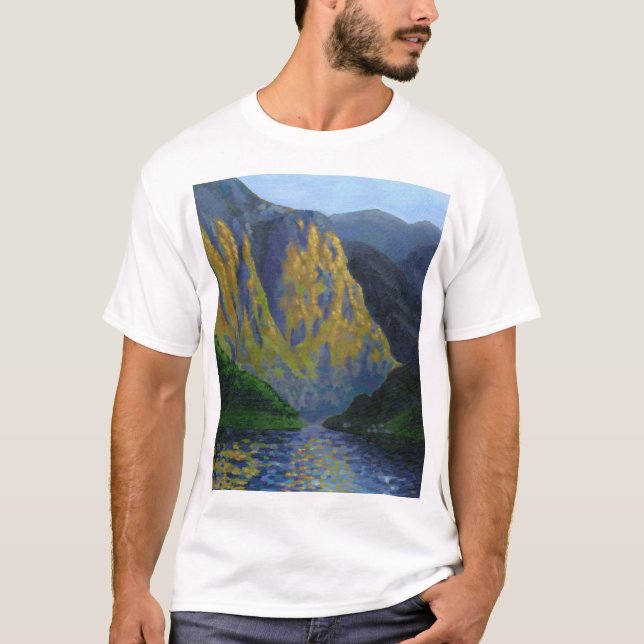 Norwegischer Fjord nähert sich Sonnenuntergang T-Shirt (Vorderseite)