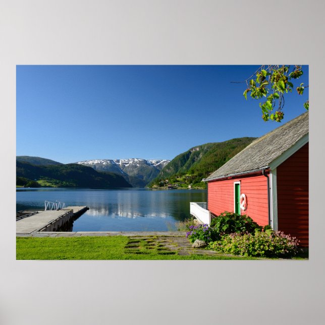 Norwegischer Fjordblick und Bootshaus Poster (Vorne)