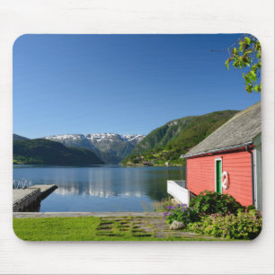 Norwegisches Fjord und Boathouse mousepad