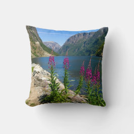 Norwegisches Gudvangen Village Scene Throw Pillow Kissen