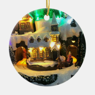 Nostalgic mountain village against Snow Scene Keramik Ornament