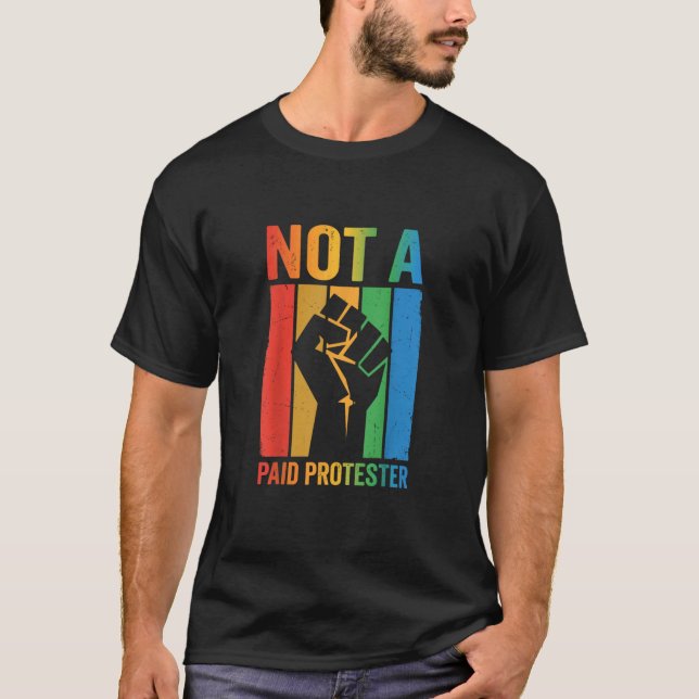 Not A Paid Protester Retro Rainbow Fist T-Shirt (Vorderseite)