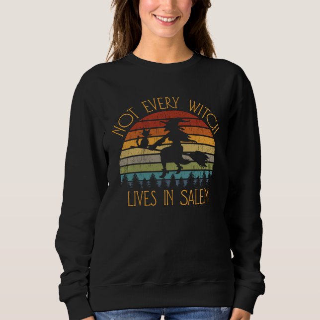 Not every witch lives in Salem Halloween Witch Cat Sweatshirt (Vorderseite)
