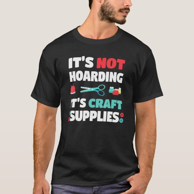 Not Hoarding Its Craft Supplies Handwork Tinker Cr T-Shirt (Vorderseite)