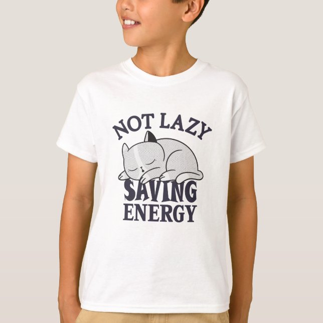Not lazy, Saving Energy Cat T-Shirt (Vorderseite)