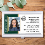 Notar im klassischen Stil mit öffentlichen Ausweis Visitenkarten Dose<br><div class="desc">Mit diesem klassischen Notary Public Business Card Case schaffen Sie einen beruflichen Look. Diese stilvolle Vorlage ist personalisiert mit Ihrem ID-Foto, Namen, Details und Akkreditierungslogo. Ideal für Notare, Agent der Kreditsignierung, Notar-Treuhandabzug, CNTDA, Mobile Notary, Apostille oder andere Rechtsberufe. Druckfarben: sehr dunkelgrün, weiß und gold. Bestellen Sie die Online-Kollektion für beliebtere...</div>