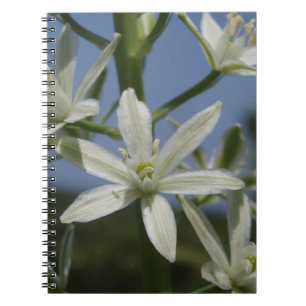 Notebook mit weißer Blume Notizblock