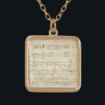 Noten auf Pergament Handgeschrieben in Tinte Vergoldete Kette<br><div class="desc">Alte Vintage Noten in schwarzer Tinte auf einem antiken beigen Pergament mit Noten. Erinnerungen von vor langer Zeit,  als Musik handschriftlich in Tinte geschrieben wurde. Notationen und Schriftzeichen auf der Seite geben ihm eine persönliche Touch.</div>