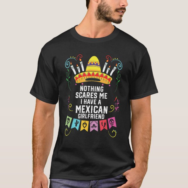 Nothing Scares Me I Have A Mexican Girlfriend Mexi T-Shirt (Vorderseite)