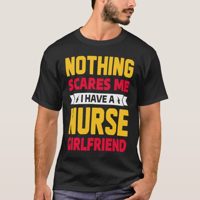 Nothing Scares Me I Have A Nurse Girlfriend Boyfri T-Shirt (Vorderseite)