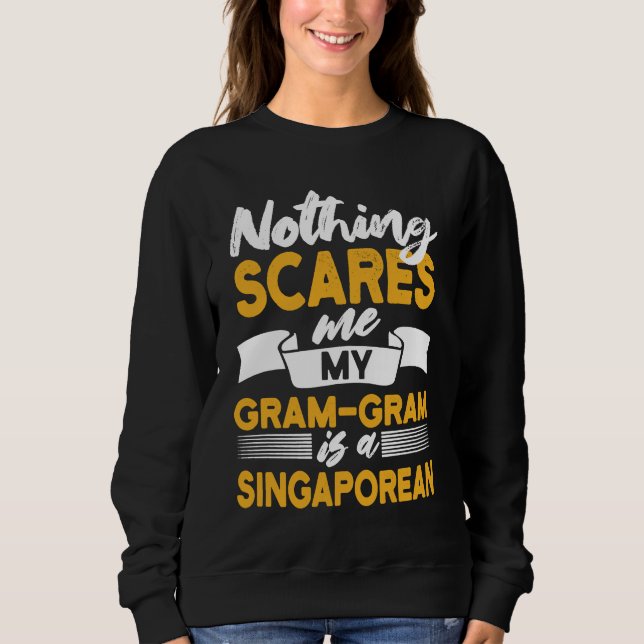 Nothing Scares Me My Gram Gram Is Singaporean Sweatshirt (Vorderseite)