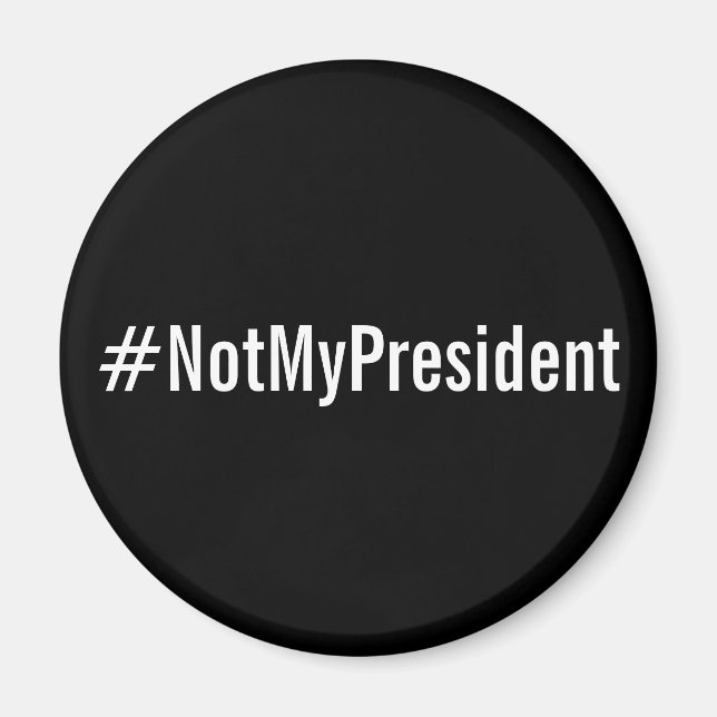 #NotMyPresident, weiße Buchstaben auf schwarzem Ma Magnet (Vorne)