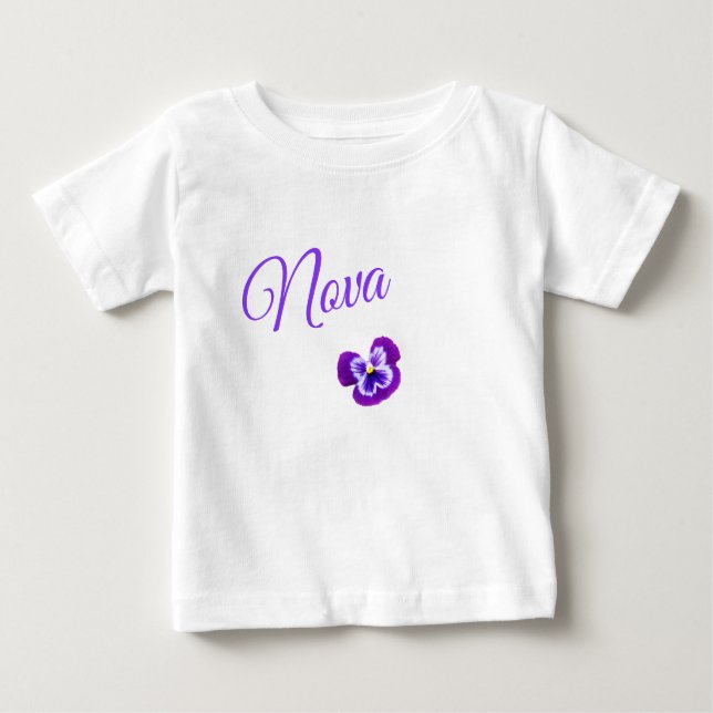 Nova, Mädchenname mit Hübscher Lila Pansy, Baby T-shirt (Vorderseite)