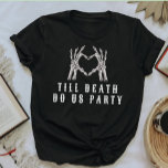 NOVA Schädelbrücke oder Die bis zum Tod Bacheloret T-Shirt<br><div class="desc">Dieser Bachelorette "bis zum Tod tun wir Party" im Shirt weist ein Herz geformtes Skelett auf und zeigt ein edles Schriftart-Design. Pair dieses Shirt mit dem "Braut oder die" Shirt für die Braut für einen zusammenhängenden Bachelorette-Look.</div>