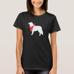 Nova Scotia Duck Tolling Retriever Hund mit rotem  T-Shirt