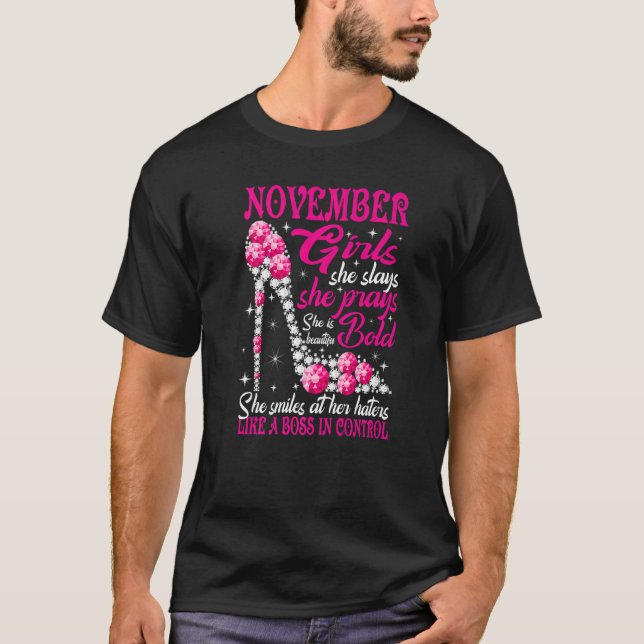November Girl She Slays She Prays Sie ist wundersc T-Shirt (Vorderseite)