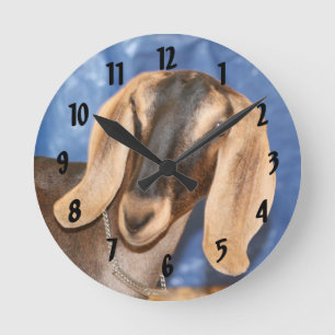 Nubian doe head against blue runde wanduhr