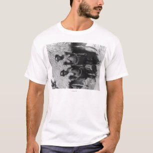 Nubian Frauen stehend vor Hütten-Fotografie T-Shirt