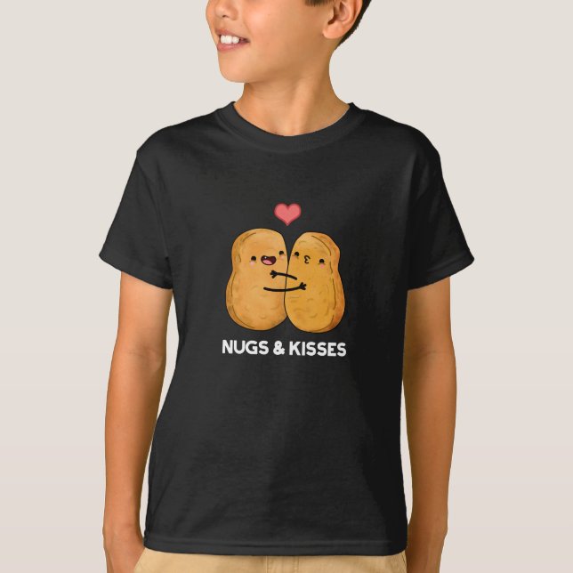Nugs and Kisses Funny Chicken Nugget Pun Dark BG T-Shirt (Vorderseite)