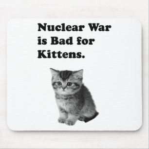 Nuklearer Krieg ist schlecht für Kätzchen Traurigk Mousepad