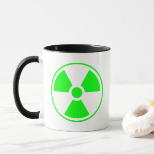 Nukleares Symbol für radioaktive Strahlung in grün Tasse