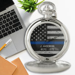 Nummer des Abzeichens der Polizei der Thin Blue Li Taschenuhr<br><div class="desc">Feiern Sie mit dieser Thin Blue Line Police Pocket Watch - American Flag Design in Police Flag Farben, gestresstes Design und freuen Sie sich auf Ihren Dank. Perfekt für Service-Awards und Police Abschluss Geschenke . Personalisieren Sie die Nummer des Abzeichens mit Polizeibeamten. COPYRIGHT © 2020 Judy Burrows, Black Dog Art...</div>