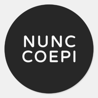 Nunc Coepi Wordmark Runder Aufkleber