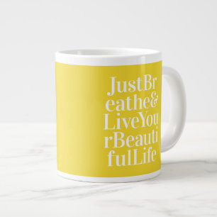 Nur atmen die Positivität Inspirierend Zitat gelb Jumbo-Tasse