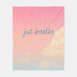 NUR BREATHE Life Zitat rosa Himmel Wolken modern Fleecedecke