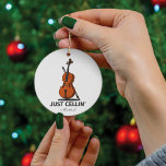 Nur Cellin Cellist Performance Music Cello Custom Keramik Ornament<br><div class="desc">Dieses "Just Cellin" Weihnachtsschmuck ist ein großartiges Geschenk für einen Zellisten oder als Leckerei für sich selbst,  für die Zeiten,  in denen Sie gerade kalt sind,  oder für jeden besondere Anlass. Fügen Sie einen Namen oder ein Jahr Ihres Aufenthalts hinzu,  indem Sie unsere Schaltfläche "Personalisiert" oben verwenden</div>