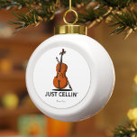 Nur Cellin Cellist Performance Music Personalisier Keramik Kugel-Ornament<br><div class="desc">Dieses "Just Cellin" Weihnachtsschmuck ist ein großartiges Geschenk für einen Zellisten oder als Leckerei für sich selbst,  für die Zeiten,  in denen Sie gerade kalt sind,  oder für jeden besondere Anlass. Fügen Sie einen Namen oder ein Jahr Ihres Aufenthalts hinzu,  indem Sie unsere Schaltfläche "Personalisiert" oben verwenden</div>